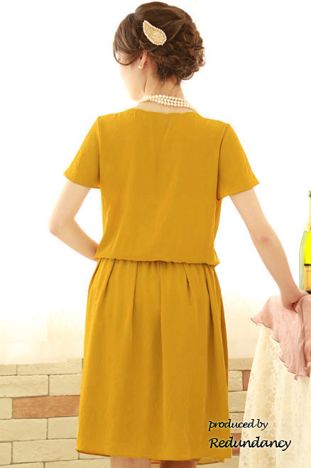 マスタードイエローのシワ加工サテンドレス