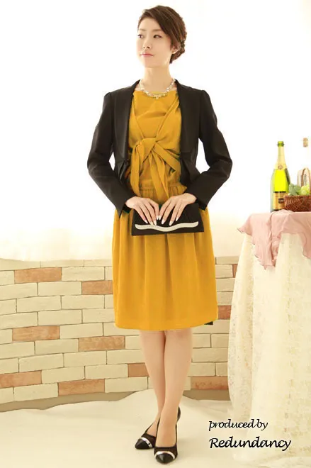 マスタードイエローのシワ加工サテンドレス