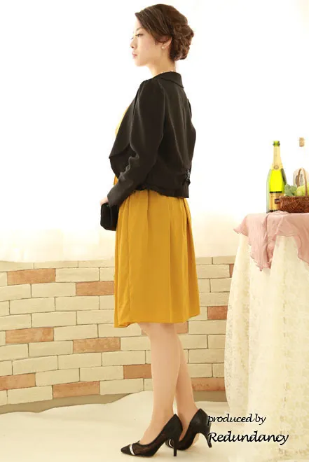 マスタードイエローのシワ加工サテンドレス