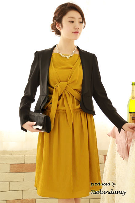 マスタードイエローのシワ加工サテンドレス