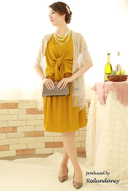 マスタードイエローのシワ加工サテンドレス