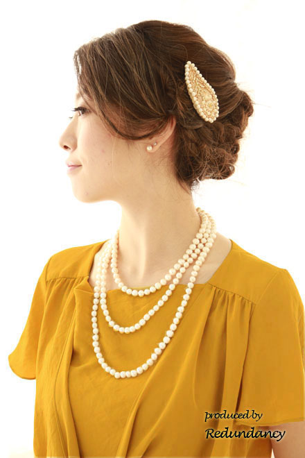 マスタードイエローのシワ加工サテンドレス