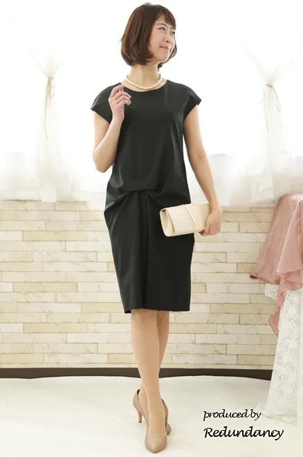 ブラックのウエストドレープストレートドレス