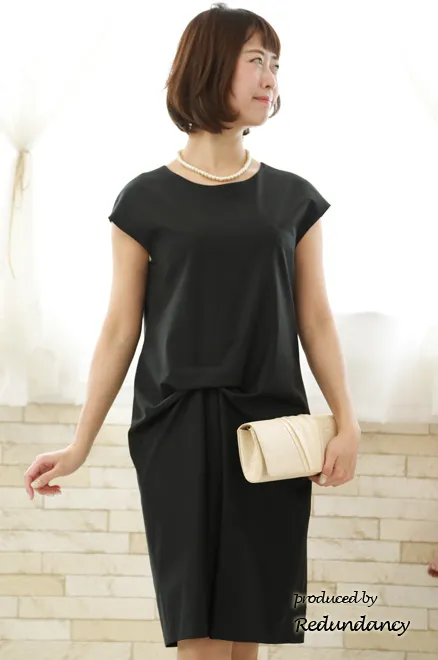 ブラックのウエストドレープストレートドレス