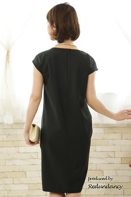 ブラックのウエストドレープストレートドレス