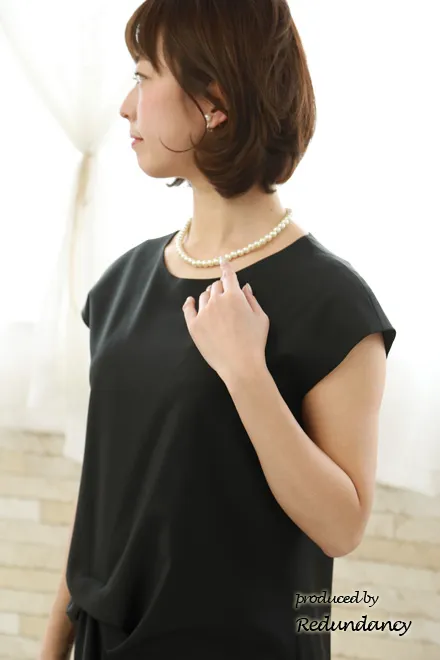 ブラックのウエストドレープストレートドレス