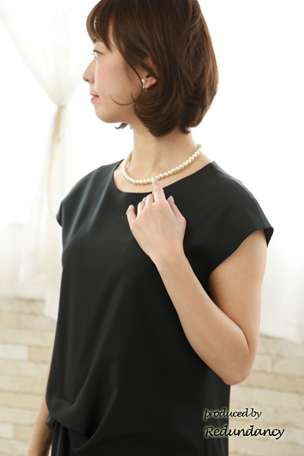 ブラックのウエストドレープストレートドレス