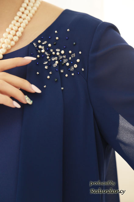 ブルーのビジュー＆ドレープスリーブドレス