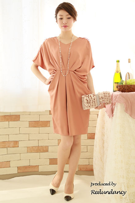 コーラルピンクのドレープミニ丈ドレス