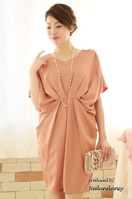 コーラルピンクのドレープミニ丈ドレス