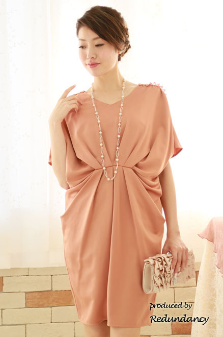 コーラルピンクのドレープミニ丈ドレス