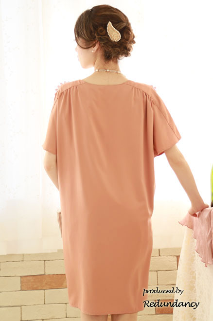 コーラルピンクのドレープミニ丈ドレス