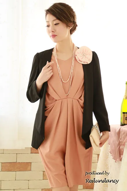 コーラルピンクのドレープミニ丈ドレス