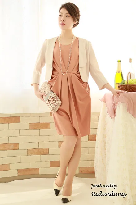 コーラルピンクのドレープミニ丈ドレス