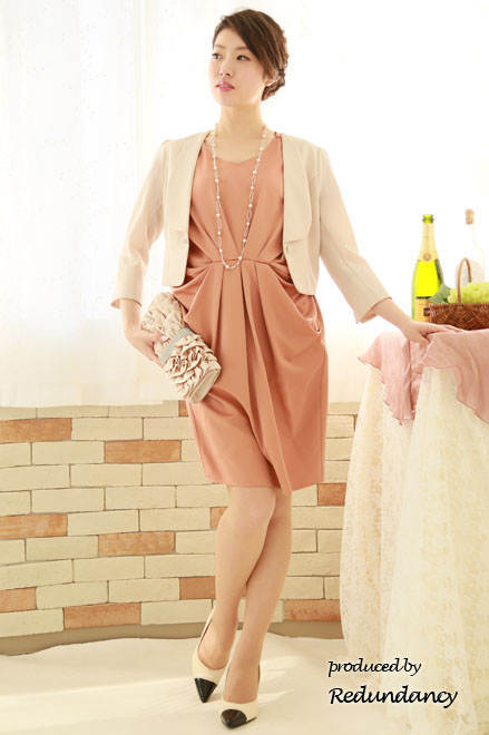 コーラルピンクのドレープミニ丈ドレス