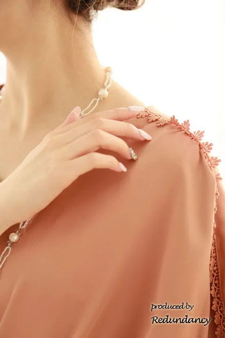 コーラルピンクのドレープミニ丈ドレス