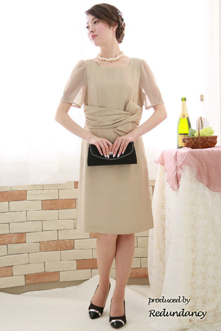 ベージュのウエスト変形リボンドレス