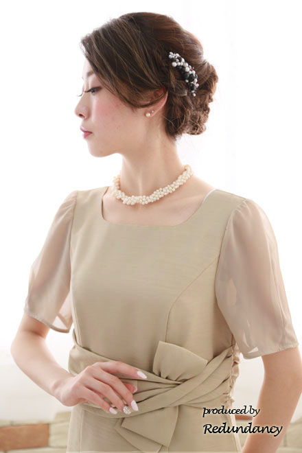 ベージュのウエスト変形リボンドレス