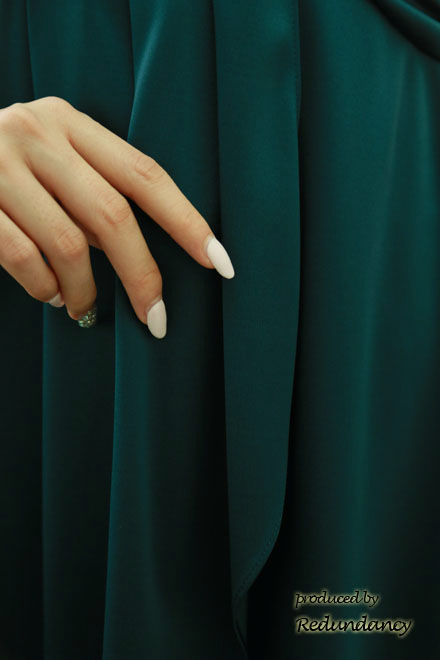 ディープグリーンのフロントクロスアシンメトリードレス