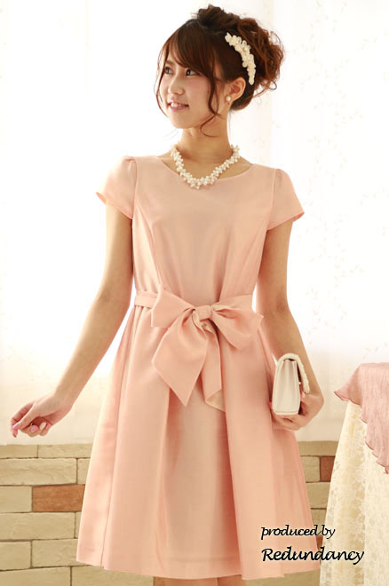 ライトピンクのシャンタンフロントリボンドレス