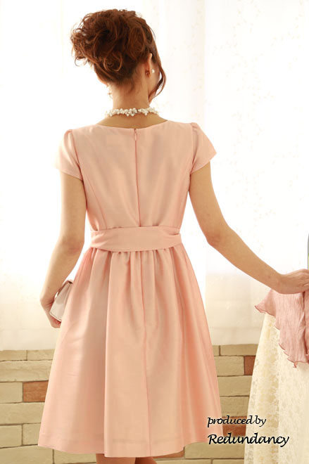 ライトピンクのシャンタンフロントリボンドレス