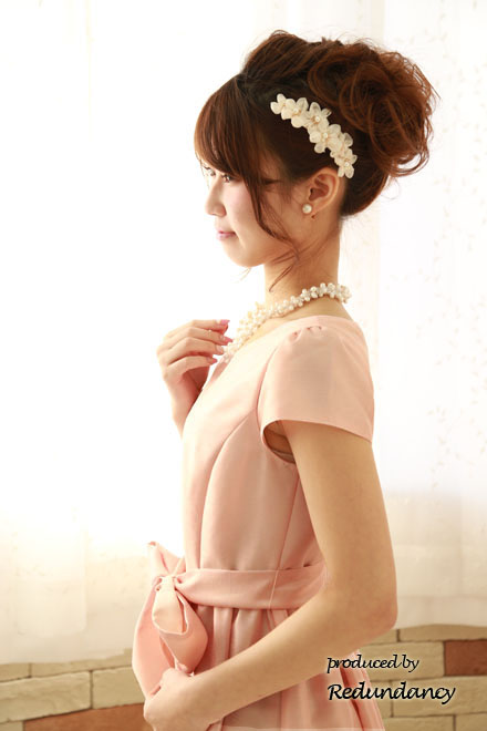 ライトピンクのシャンタンフロントリボンドレス