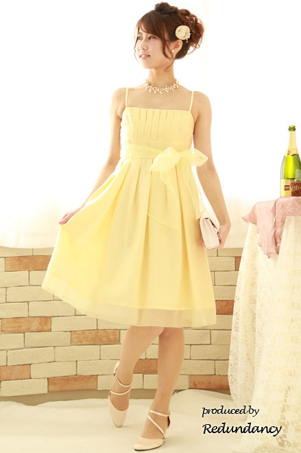 レモンイエローの透け感リボン膝丈ドレス