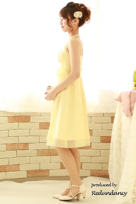レモンイエローの透け感リボン膝丈ドレス