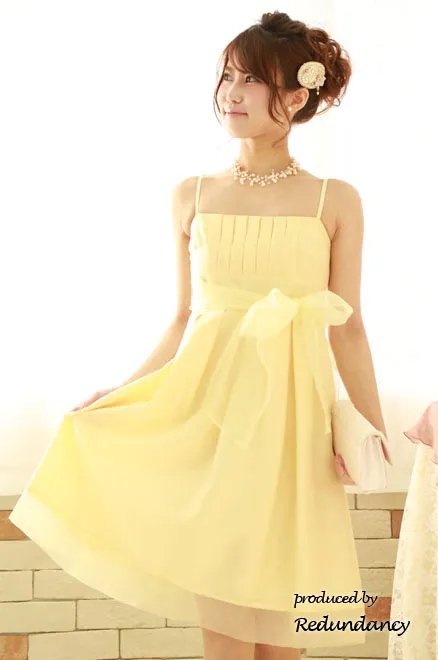 レモンイエローの透け感リボン膝丈ドレス