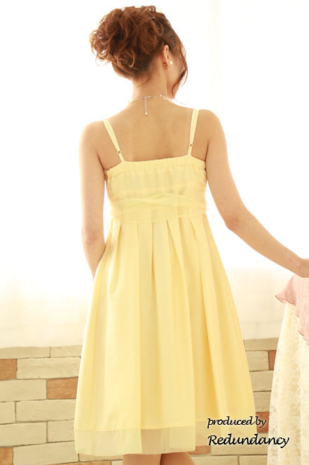 レモンイエローの透け感リボン膝丈ドレス