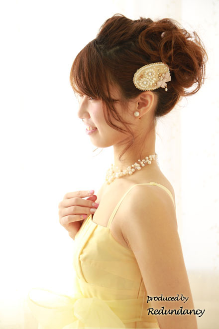 レモンイエローの透け感リボン膝丈ドレス