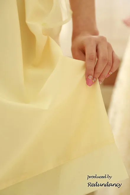 レモンイエローの透け感リボン膝丈ドレス