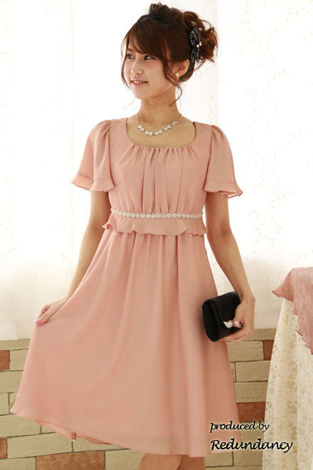 ピンクのスクープドネック小花レース膝丈ドレス