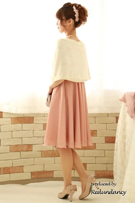 ピンクのスクープドネック小花レース膝丈ドレス