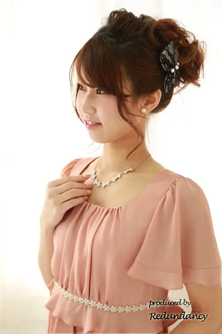 ピンクのスクープドネック小花レース膝丈ドレス