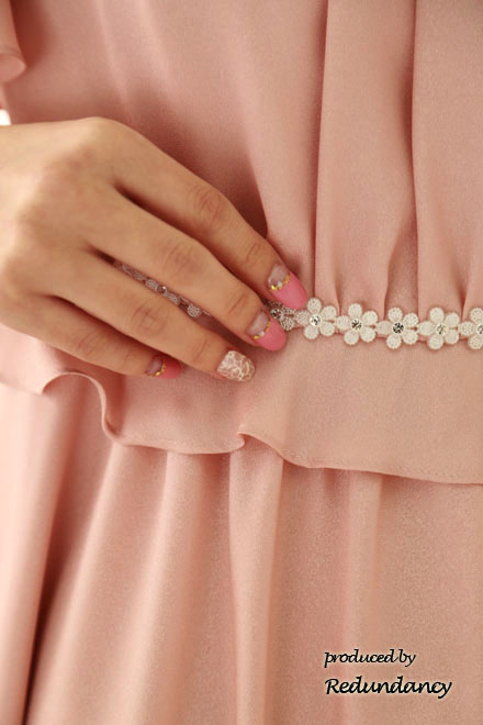 ピンクのスクープドネック小花レース膝丈ドレス