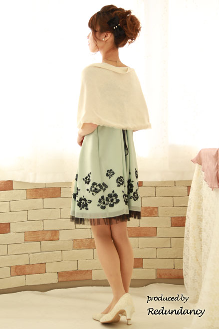 ミントグリーン×ブラックのラメ花刺繍ドレス