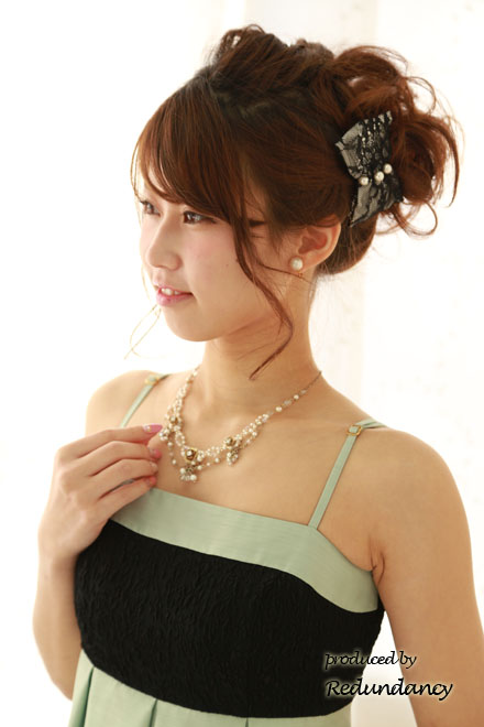 ミントグリーン×ブラックのラメ花刺繍ドレス