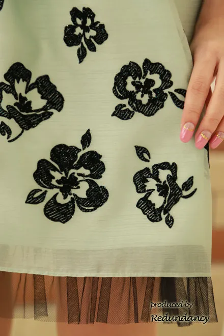 ミントグリーン×ブラックのラメ花刺繍ドレス