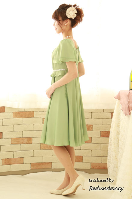 ライトグリーンのスクープドネック小花レース膝丈ドレス