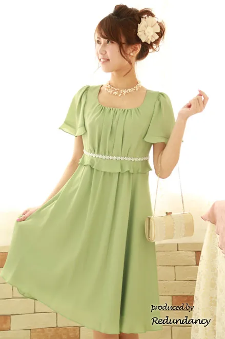 ライトグリーンのスクープドネック小花レース膝丈ドレス