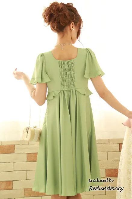 ライトグリーンのスクープドネック小花レース膝丈ドレス