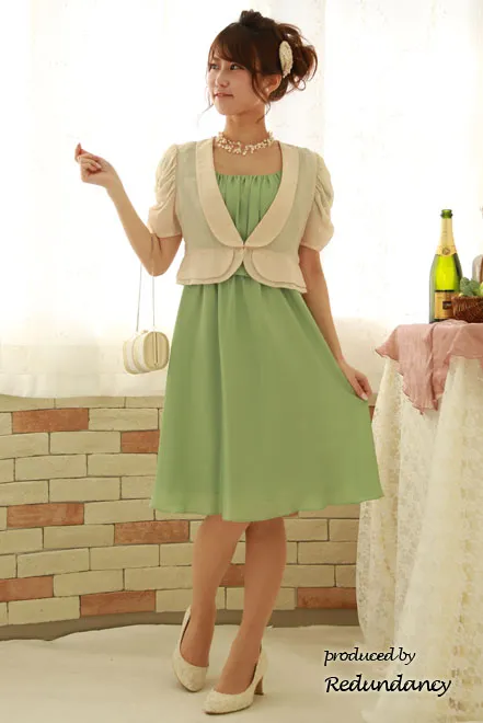 ライトグリーンのスクープドネック小花レース膝丈ドレス