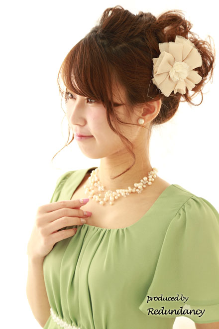 ライトグリーンのスクープドネック小花レース膝丈ドレス