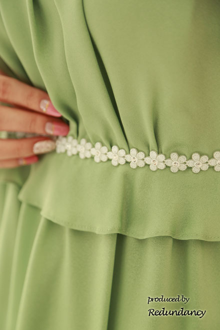 ライトグリーンのスクープドネック小花レース膝丈ドレス