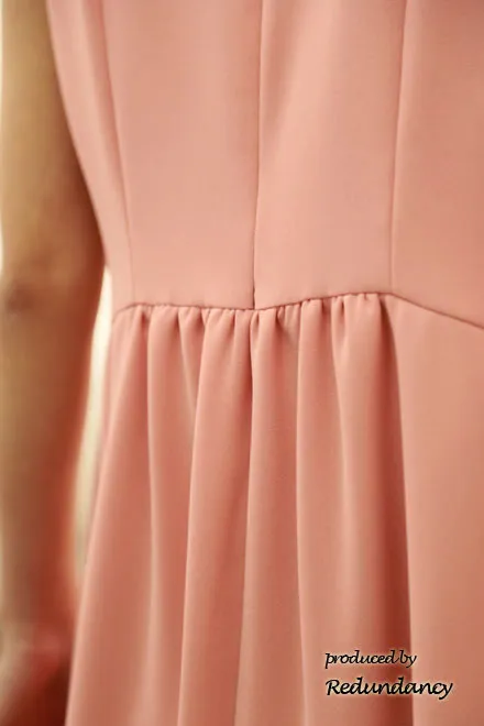 サーモンピンクのゆったりシンプルミニ丈ドレス