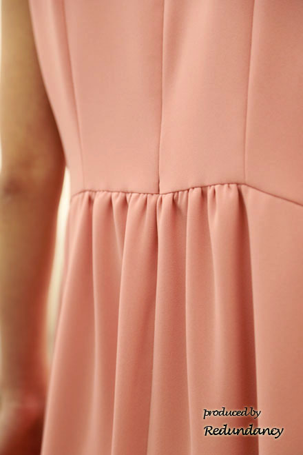 サーモンピンクのゆったりシンプルミニ丈ドレス