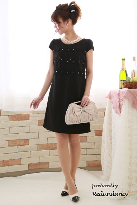 ブラックの花模様レースミニドレス