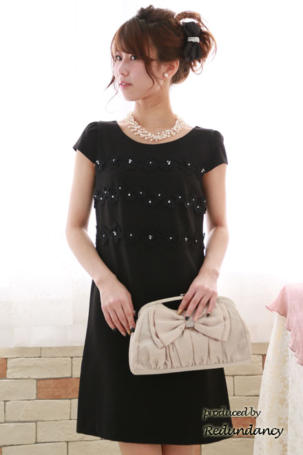 ブラックの花模様レースミニドレス