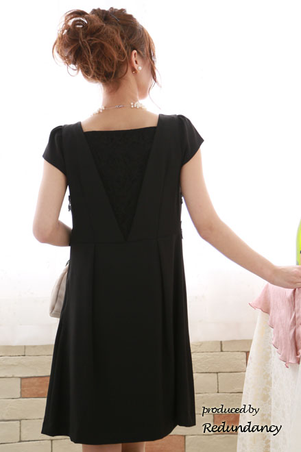 ブラックの花模様レースミニドレス